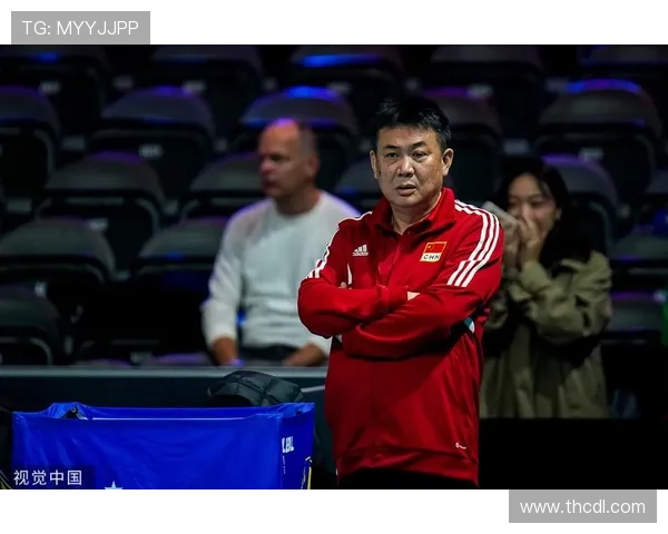 中国女排新任主帅亮相 目标东京奥运夺金 挑战艰巨但信心满满